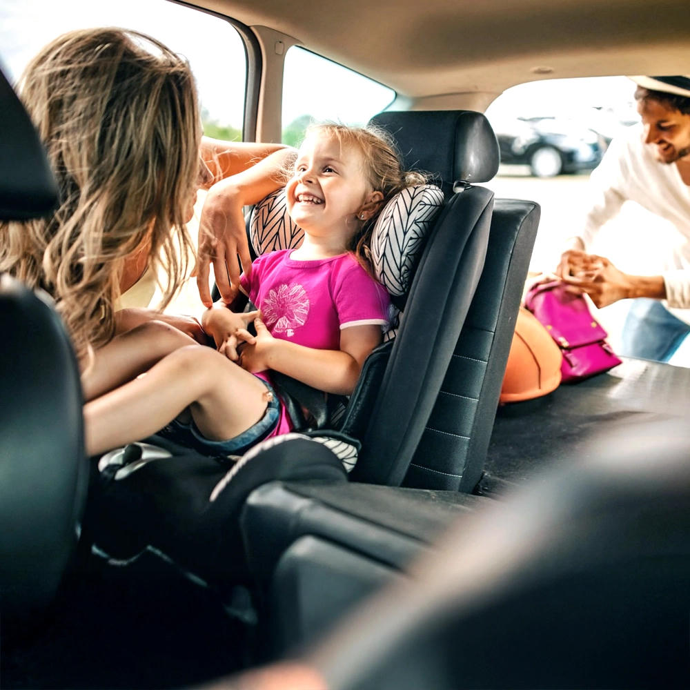 familie auto parkplatz flughafen nuernberg kindersitz
